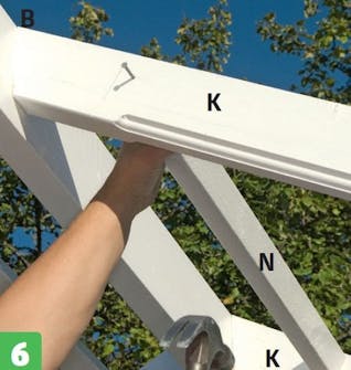 Lægter fastgøres på spær i orangeri Lægterne skrues fast på spærene i orangeri